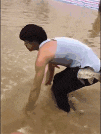 裤兜|爆笑GIF趣图: 男人喝醉了之后感觉整个世界都是他的!