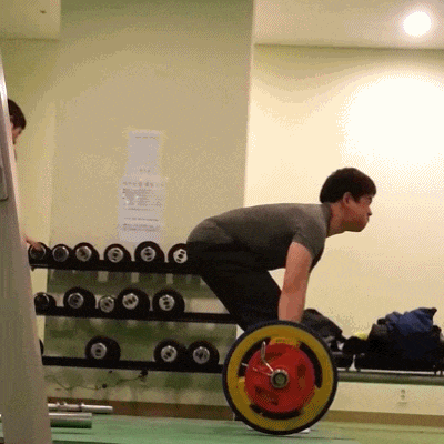 老师|搞笑GIF趣图:哥们，还没有举起来就晕了，你是不是低血糖啊！