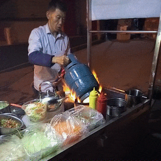 妹子|GIF趣图: 领导也不知道叫我什么事，一直这个表情