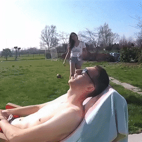 肖邦|趣图 |?? 朋友要买车，找我咨询四驱和两驱的区别。