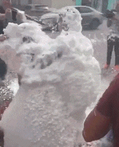 旋风|搞笑gif：我要没猜错，这孩子用的是旋风腿!