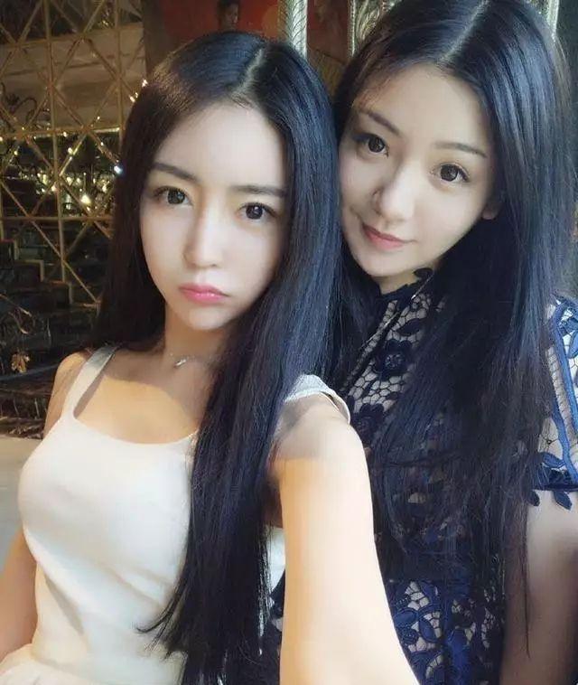 妹子|搞笑GIF：?这是一对母女，你能看出来谁是妈妈吗