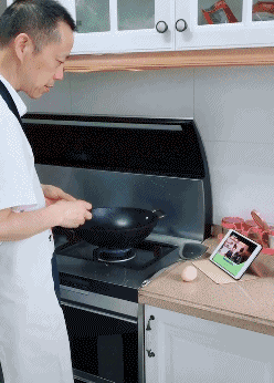 豪爽|搞笑gif：就我一个男生，她们都这么豪爽 我该怎么办？