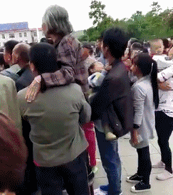 护理|搞笑GIF图片: 理发店里三哥的至尊会员面部护理