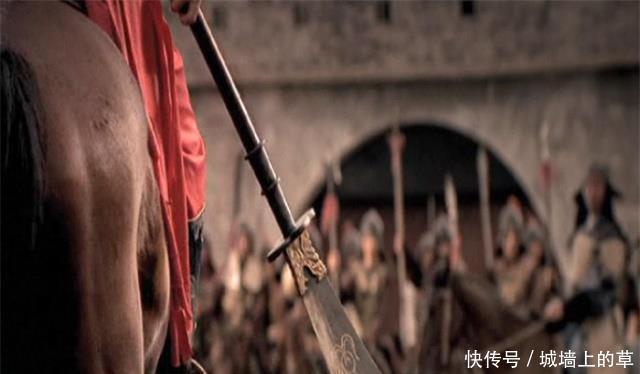 第二个宝物还是一把刀,不过可比上面的长得多,正是武圣关羽所用的兵器