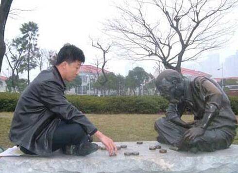 牌坊|搞笑GIF：姑娘为了给自己立牌坊，竟然贴上了标签