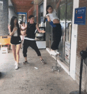 兄弟|搞笑GIF趣图: 兄弟，吃饱了吗？吃饱了，该上路了。