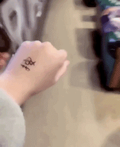 孩子|搞笑GIF动图：这女朋友要不得，想哄她你都追不上