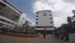 爸爸|搞笑GIF动图:熊孩子,躲在这里面干嘛,吓了爸爸一跳