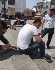 来人|搞笑GIF：来人哪，把这货拉出去斩了！