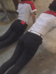 妹子|搞笑动态图：哈哈，妹子你确定是在做俯卧撑吗？