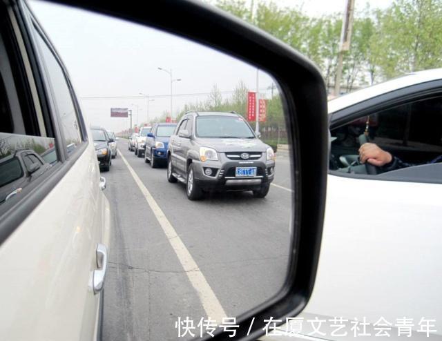 開遠光燈影響視線,還換裝了防眩目後視鏡,這樣夜間開車就更加安全一些