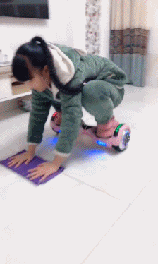 妹子|搞笑GIF：妹子偷吃东西被发现了，嘟嘟嘴真可爱