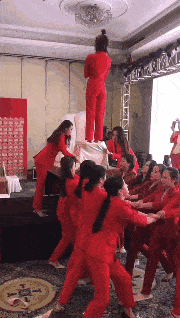 妹子|搞笑GIF动图：大爷，你悠着点，拍照就拍照别把妹子吓倒了！