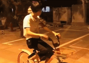 兄弟|搞笑GIF: 兄弟你要干什么, 我是不会跟你走的