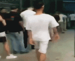 美女|搞笑GIF趣图：美女你顶着两个这么大的压力还能跳过去，我服了