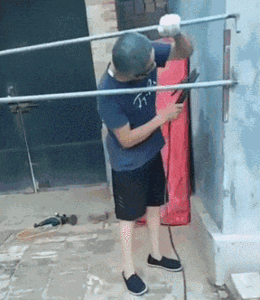 妹子|搞笑GIF：美女，吃饭时请把面具摘了吧，这样太吓人了