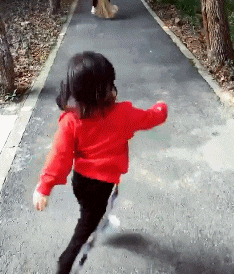 孩子|GIF搞笑趣图:孩子反应太慢了,看起来真是太可爱了!