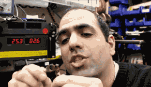 妹子|爆笑GIF: 不就看个跳舞么 鼻子都流血啦! !