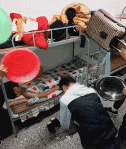 避暑山庄|搞笑GIF:女朋友非要做双眼皮,作为厨师的我亲自上了