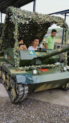 长头|搞笑GIF:小朋友,都这样了还不忘玩游戏