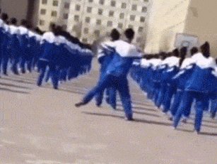 裤子|GIF搞笑趣图：你说你出门怎么也不穿一条好的裤子！