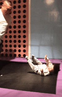 兰博|搞笑GIF：猴子：你一个大男人咋那么小气！