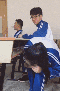 时候|搞笑GIF趣图：上学的时候，你这样偷吃过吗？