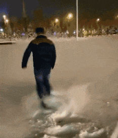 大叔|美女你挡住我看后面大叔的表演了，麻烦你让一让！