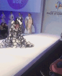 走运|搞笑GIF:大哥今天遇到外卖小哥算你走运了!