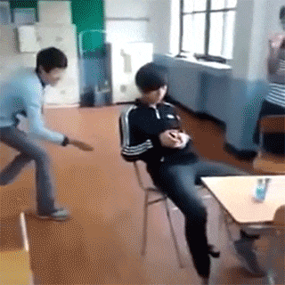 恩爱|搞笑gif：你们秀恩爱就算了，为什么还要伤害我