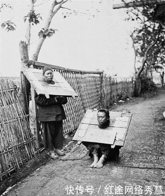 晚清照片:图二是被斩首的囚犯,图四两个囚犯因偷窥妇女被锁一起(2)