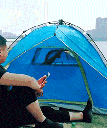 费劲|搞笑GIF: 你别费劲了, 手机好玩多了, 我不会进来的