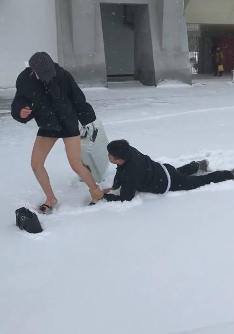 小伙|小伙趴在雪地里抱着女友的大腿崩溃大哭,原因让人大跌眼镜