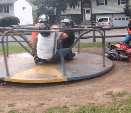 河里|搞笑GIF：我该不该放手，让她自由落体？