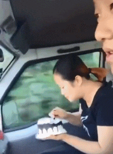 待会|搞笑GIF: 小伙子, 你这刹车踩的不是时候, 待会等着跪蛋糕吧。