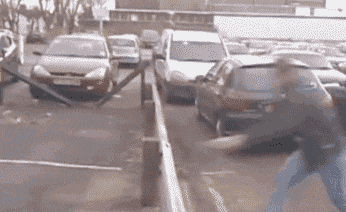 好好|搞笑GIF: 二货能不能好好走路?疼就对了,下次记住好好走