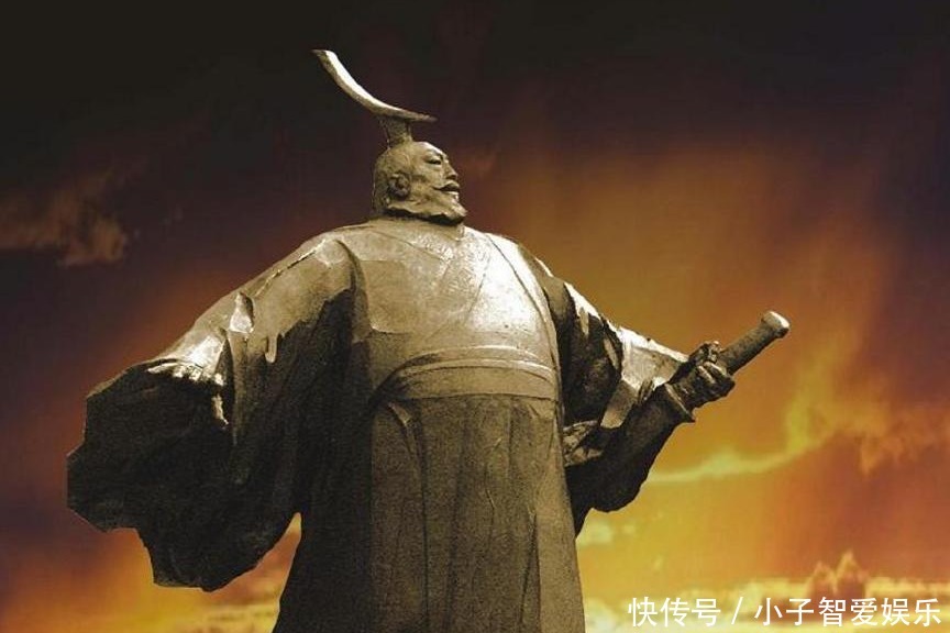 司机深夜驾车,意外发现石碑出现一位持剑的帝王金人,专家:正常