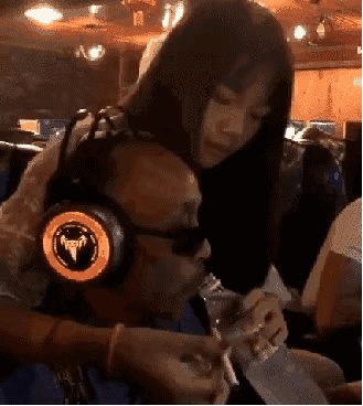 妹子|搞笑GIF：这幅表情是不是想说明你现在很不服气？服不服气都一样，人家比你有钱