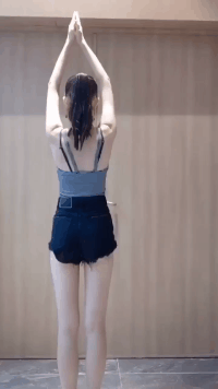 妹子|搞笑GIF趣图：下面的客官，要打球么？