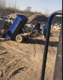 车子|搞笑GIF:这大爷一看就是汉子,车子说不要就不要了!