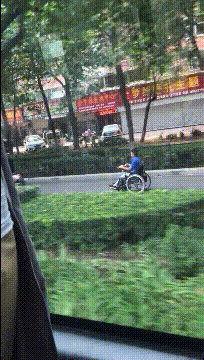 美女|搞笑GIF：美女，我就只想搭个车