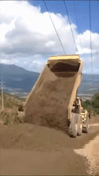 高处|搞笑GIF:高处不胜“寒”,姑娘,你们挡路了