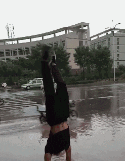 裤子|爆笑GIF: 倒立着过马路，这样裤子就不会打湿了！