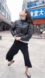 六亲不认|搞笑GIF：这小姑娘，真给教官面子