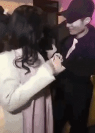 妹子|GIF爆笑:妹子是故意让你靠的,这样的女孩不好找了,娶回家吧