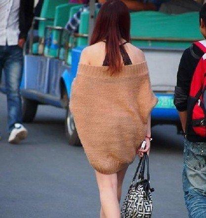 妹子|姑娘，你穿成这样出门，不怕衣服会掉下来