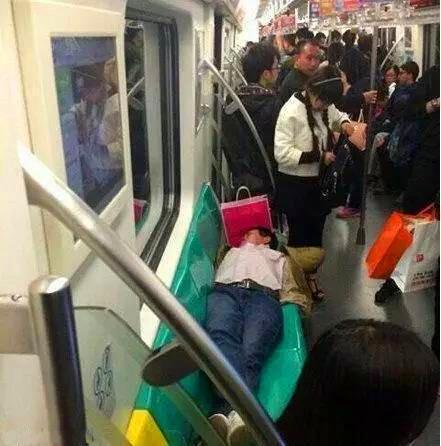 卫校|最近生意不好，姐妹们都躺在家玩手机！