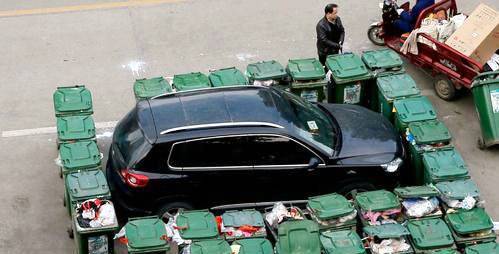 困境|搞笑GIF动图：当你的车被四面包围后，如何走出困境呢？