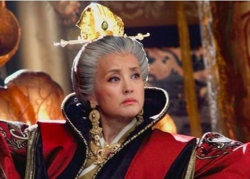 当太祖赵匡胤兵变立国时,消息传来,杜太后没有半点惊喜和慌张,众人不